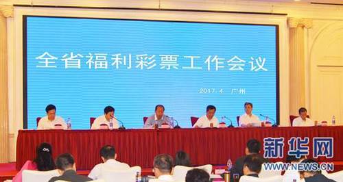 按照他的计划，手下在预定好房间、办理好入住并且拿到房卡之后，会在白金汉宫酒店附近守候，等他到了之后，将房卡给他，他就可以直接略过入住环节，直接进入酒店房间。